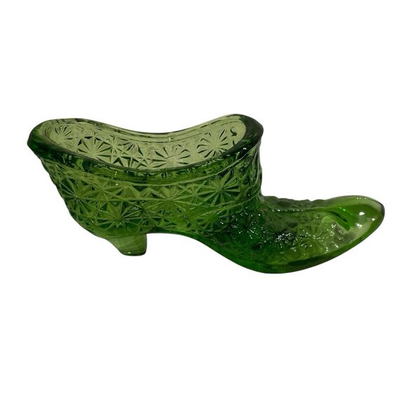 Fenton Glass Green Daisy And Button Slipper.  6 Inches. Rough Spot At End Of Toe - Picture 1 of 8
